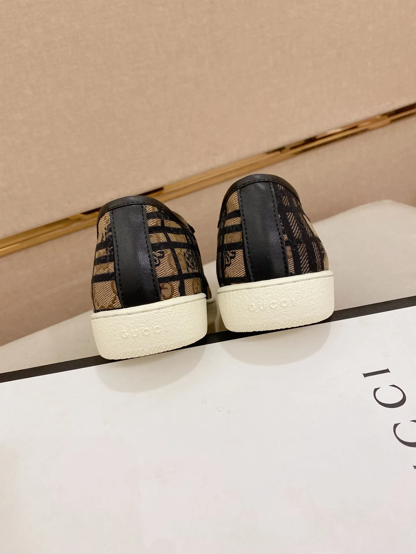 Factory price: 400💰 (GUCCI) The latest model from the official website 🎁🎁Casual and fashionable men's shoes👟, hot style 💥The version is simple and elegant, exclusive for trendy men. Unique official website latest brand elements 👑Gucci original decoration, fashionable and generous, the fabric is original cowhide ✅sheepskin lining, the official website specifies wear-resistant casual outsole, the classic model is taken in kind at the counter🎬38-44 (45 is not returned or exchanged)